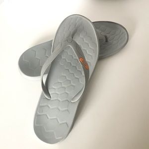 Oakley casual flip-flops
